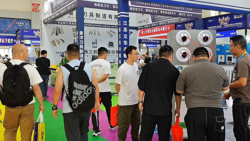 舞台搭建：钢化玻璃舞台板的价格考量